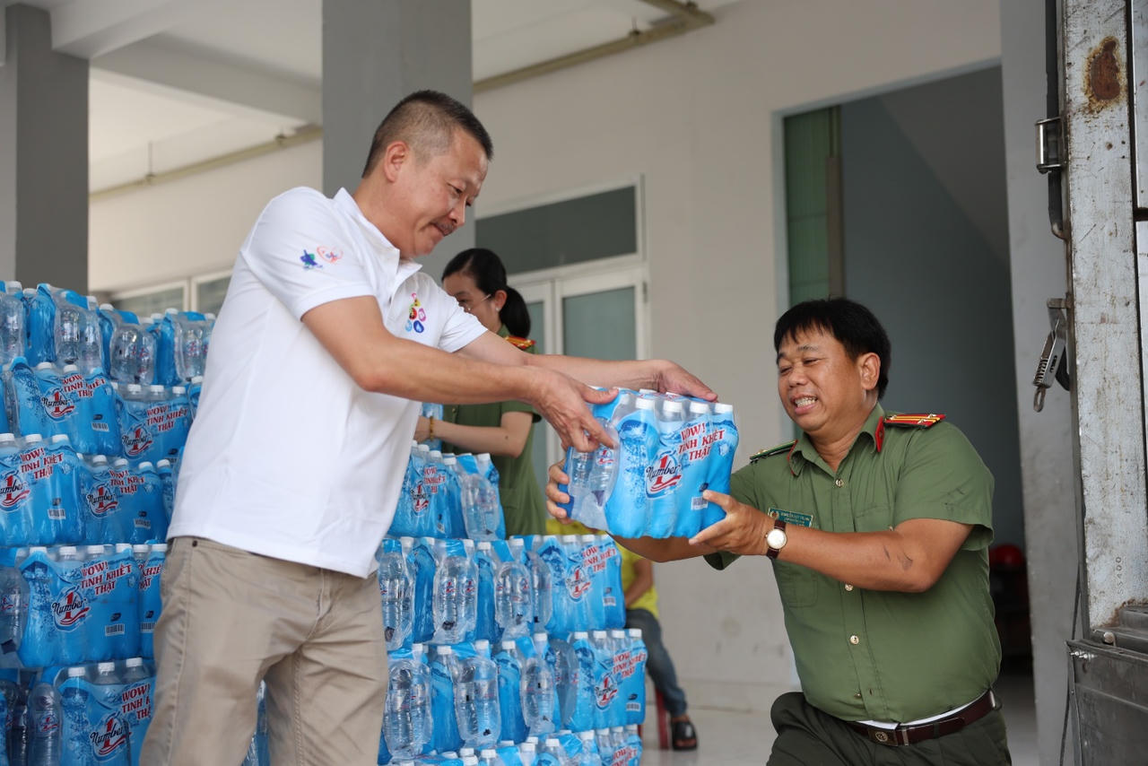 Mang giọt nước nghĩa tình đến bà con vùng hạn mặn