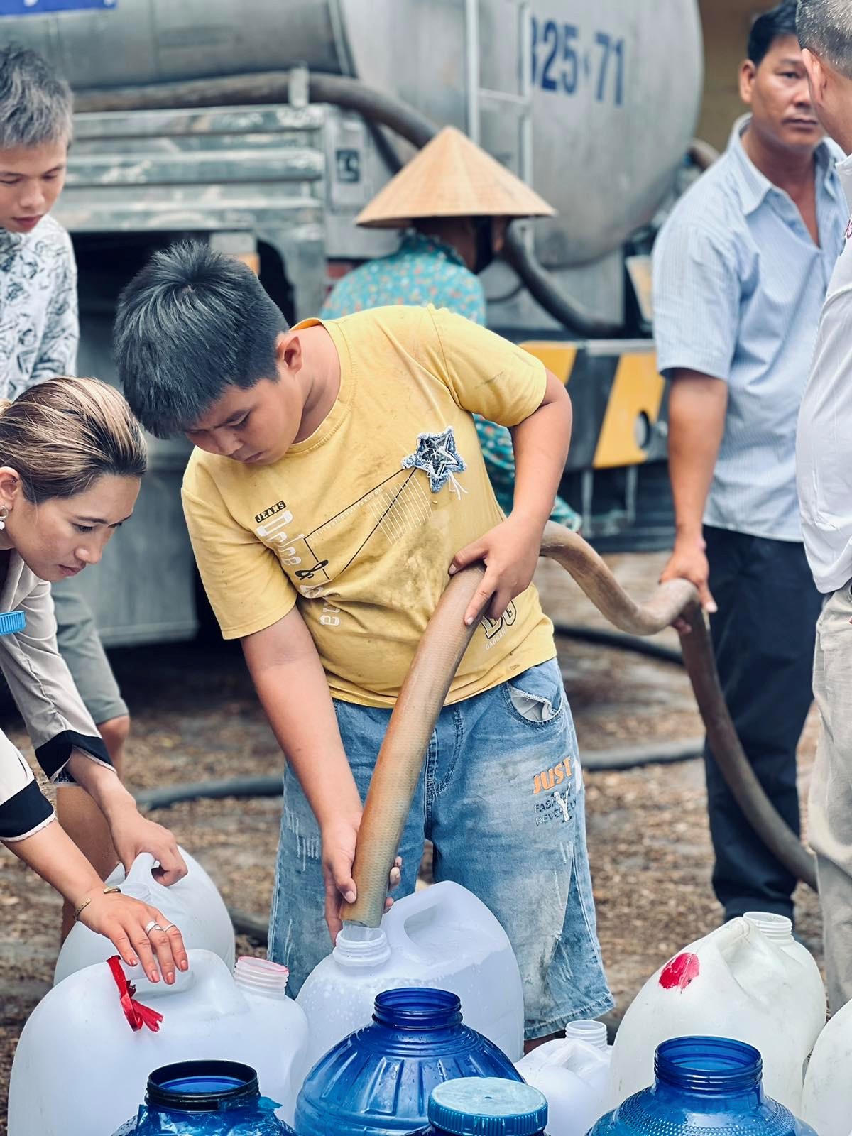 Mang giọt nước nghĩa tình đến bà con vùng hạn mặn