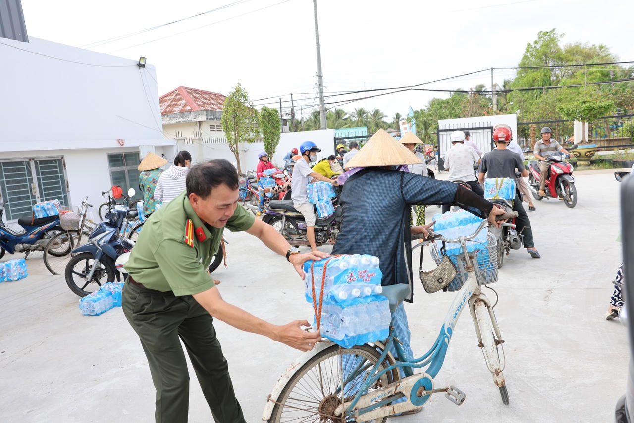 Mang giọt nước nghĩa tình đến bà con vùng hạn mặn