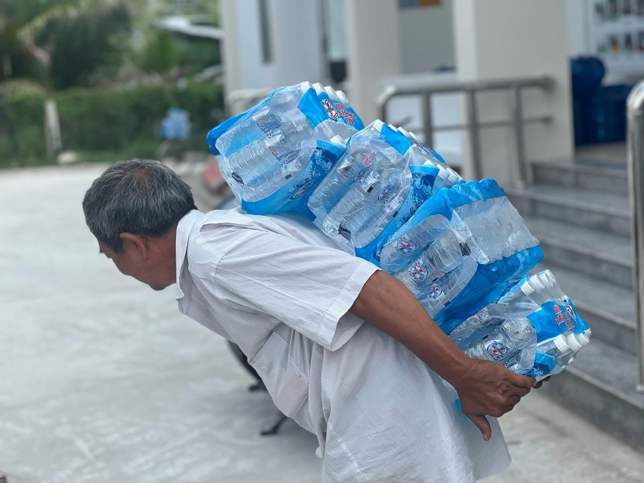 Mang giọt nước nghĩa tình đến bà con vùng hạn mặn