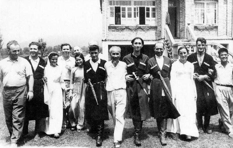 Thế giới ngợi ca Người - Danh nhân Hồ Chí Minh