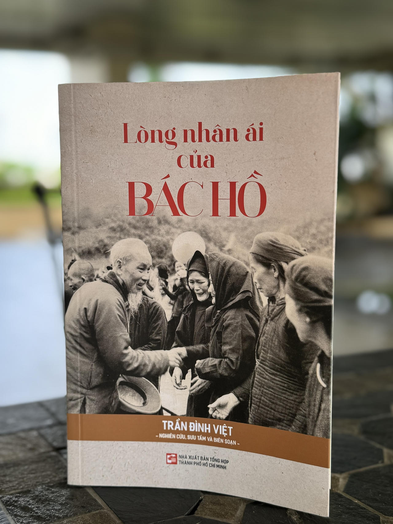 Trò chuyện với người viết quyển sách 'Lòng nhân ái của Bác Hồ'