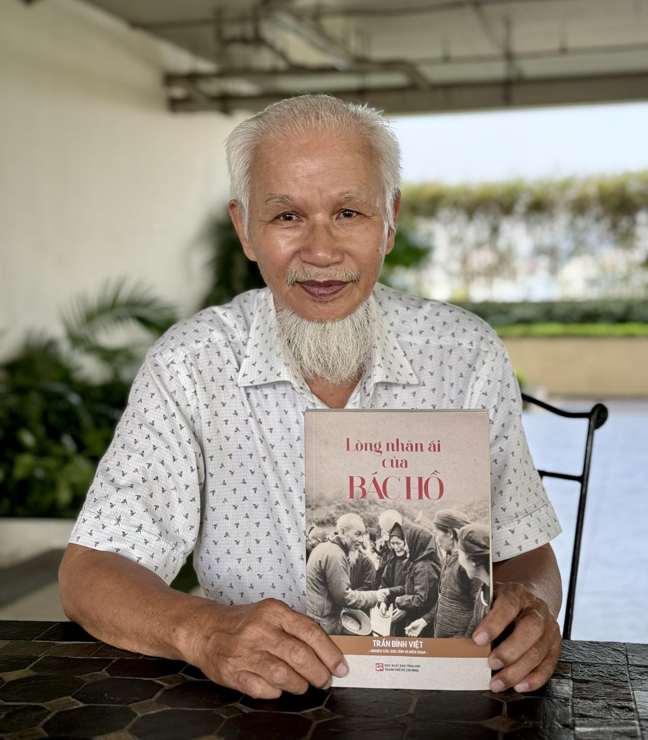 Trò chuyện với người viết quyển sách 'Lòng nhân ái của Bác Hồ'