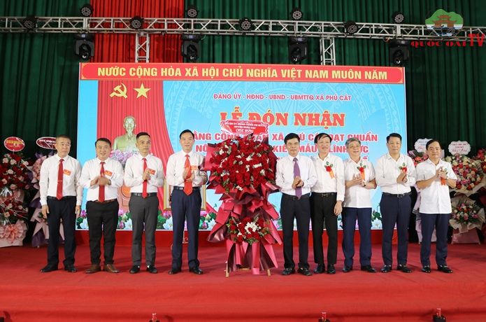 Xã Phú Cát đón Bằng công nhận xã đạt chuẩn nông thôn mới kiểu mẫu 