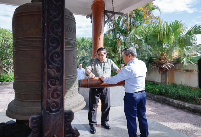 Thủ tướng dâng hương, viếng Đại tướng Võ Nguyên Giáp và các anh hùng, liệt sĩ
