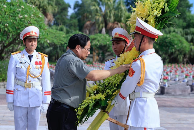Thủ tướng dâng hương, viếng Đại tướng Võ Nguyên Giáp và các anh hùng, liệt sĩ