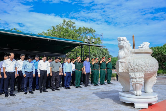 Thủ tướng dâng hương, viếng Đại tướng Võ Nguyên Giáp và các anh hùng, liệt sĩ