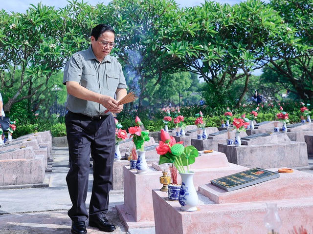Thủ tướng dâng hương, viếng Đại tướng Võ Nguyên Giáp và các anh hùng, liệt sĩ