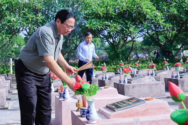 Thủ tướng dâng hương, viếng Đại tướng Võ Nguyên Giáp và các anh hùng, liệt sĩ