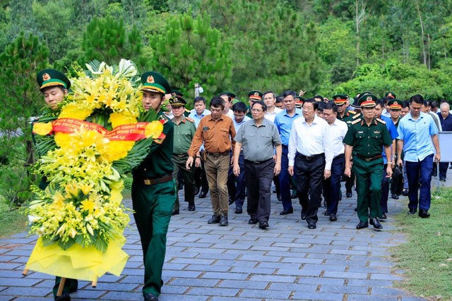 Thủ tướng dâng hương, viếng Đại tướng Võ Nguyên Giáp và các anh hùng, liệt sĩ