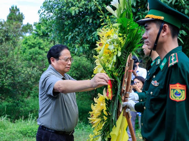 Thủ tướng dâng hương, viếng Đại tướng Võ Nguyên Giáp và các anh hùng, liệt sĩ