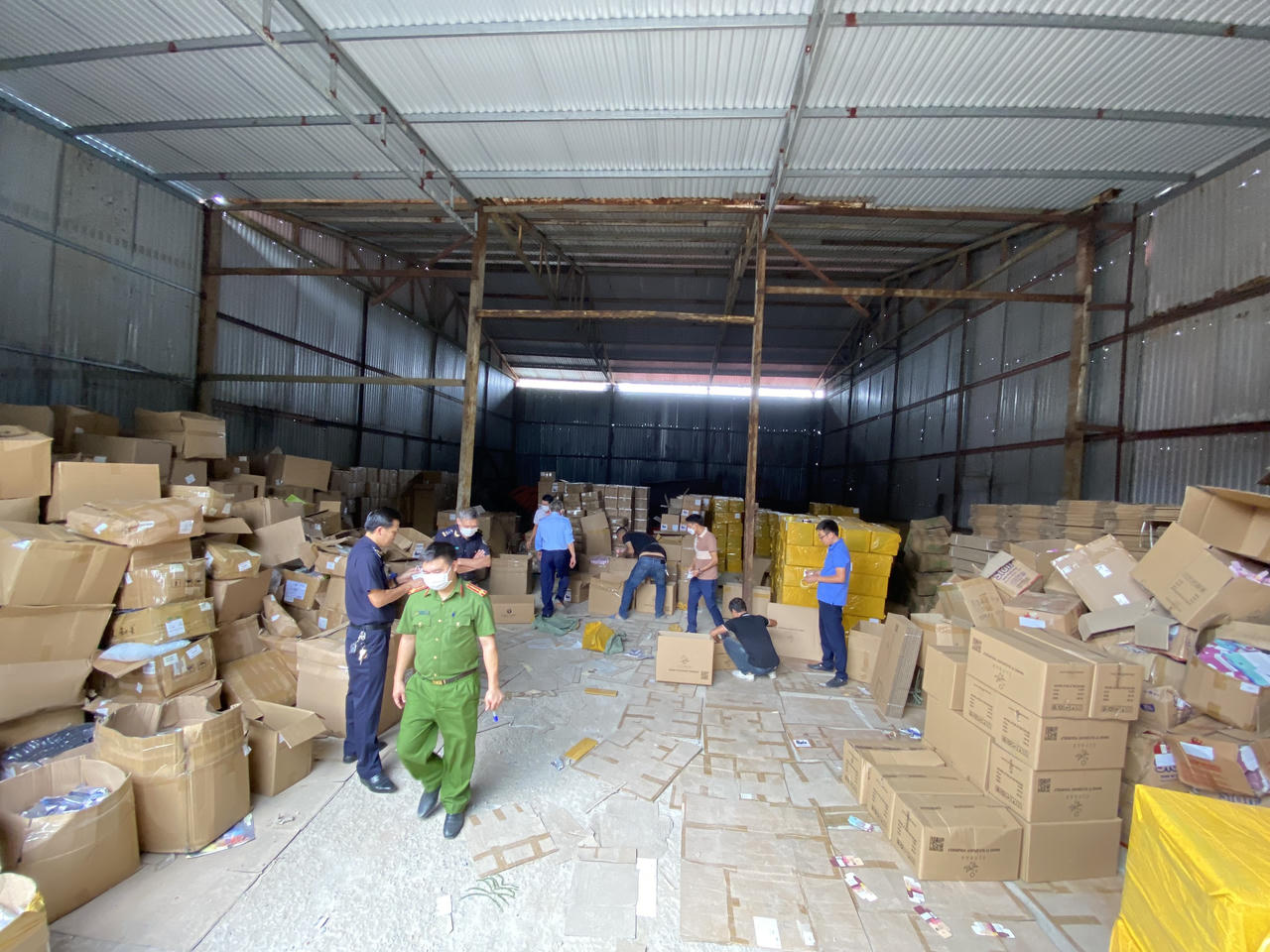 Phát hiện kho hàng chứa sản phẩm thuốc lá điện tử nghi nhập lậu 'khủng'