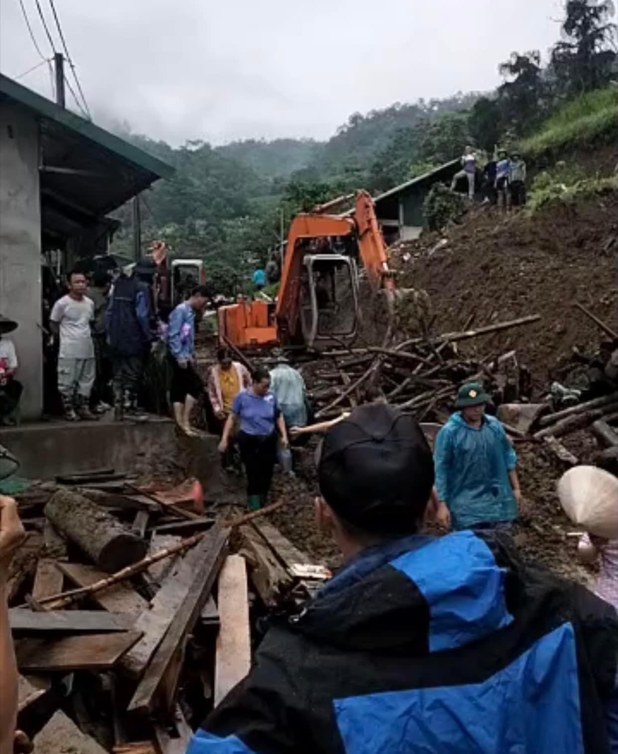 Hiện trường vụ sạt lở đất vùi 4 người trong đêm