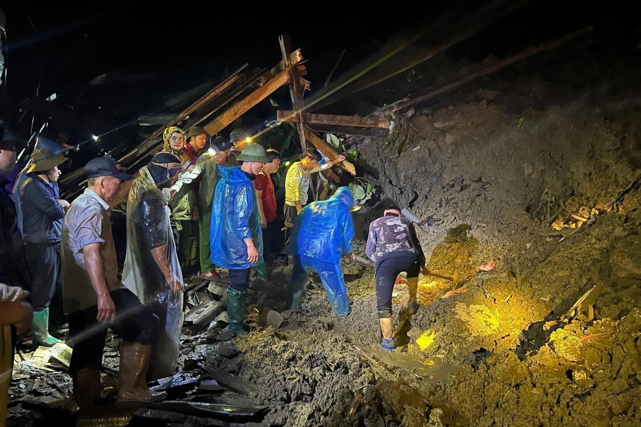 Hiện trường vụ sạt lở đất vùi 4 người trong đêm