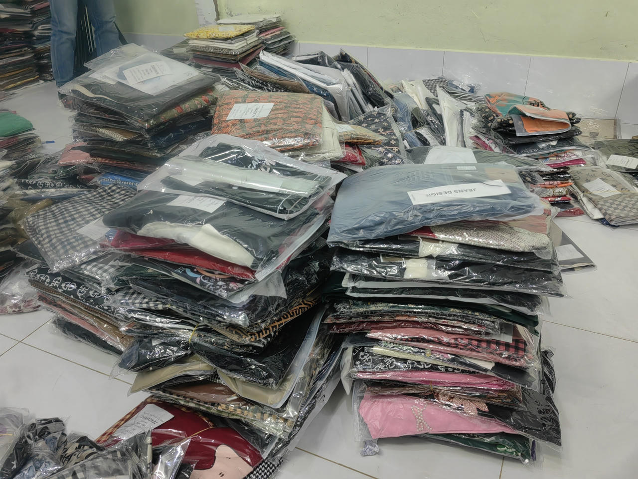 Phát hiện 10 tấn hàng hóa nghi giả mạo nhãn hiệu tại một cơ sở chuyên livestream tại Cà Mau