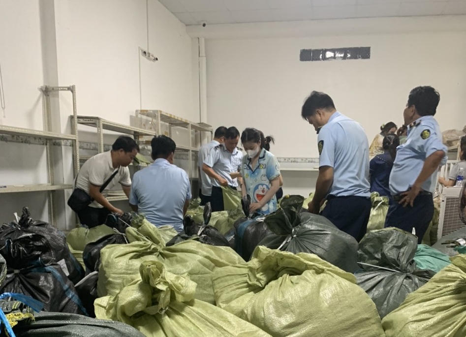 Phát hiện 10 tấn hàng hóa nghi giả mạo nhãn hiệu tại một cơ sở chuyên livestream tại Cà Mau