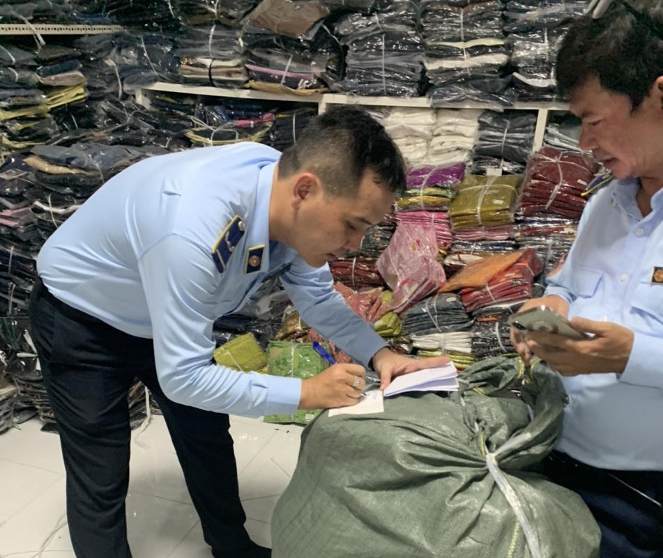 Phát hiện 10 tấn hàng hóa nghi giả mạo nhãn hiệu tại một cơ sở chuyên livestream tại Cà Mau