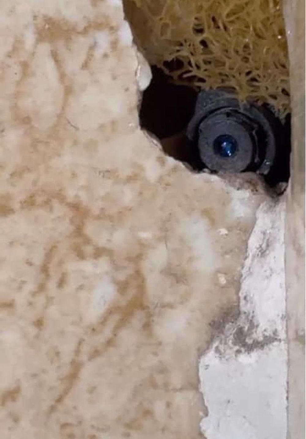 Chủ nhà trọ ở Hà Nội đặt camera quay lén nữ sinh tắm suốt 1 năm