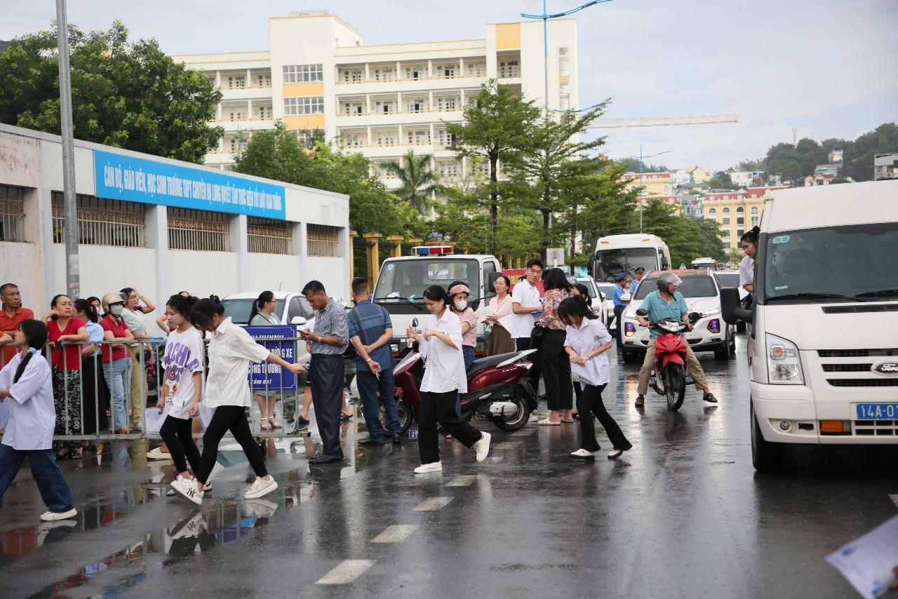 'Tiếp sức' cho sĩ tử cả nước 'vượt' kỳ thi tốt nghiệp THPT