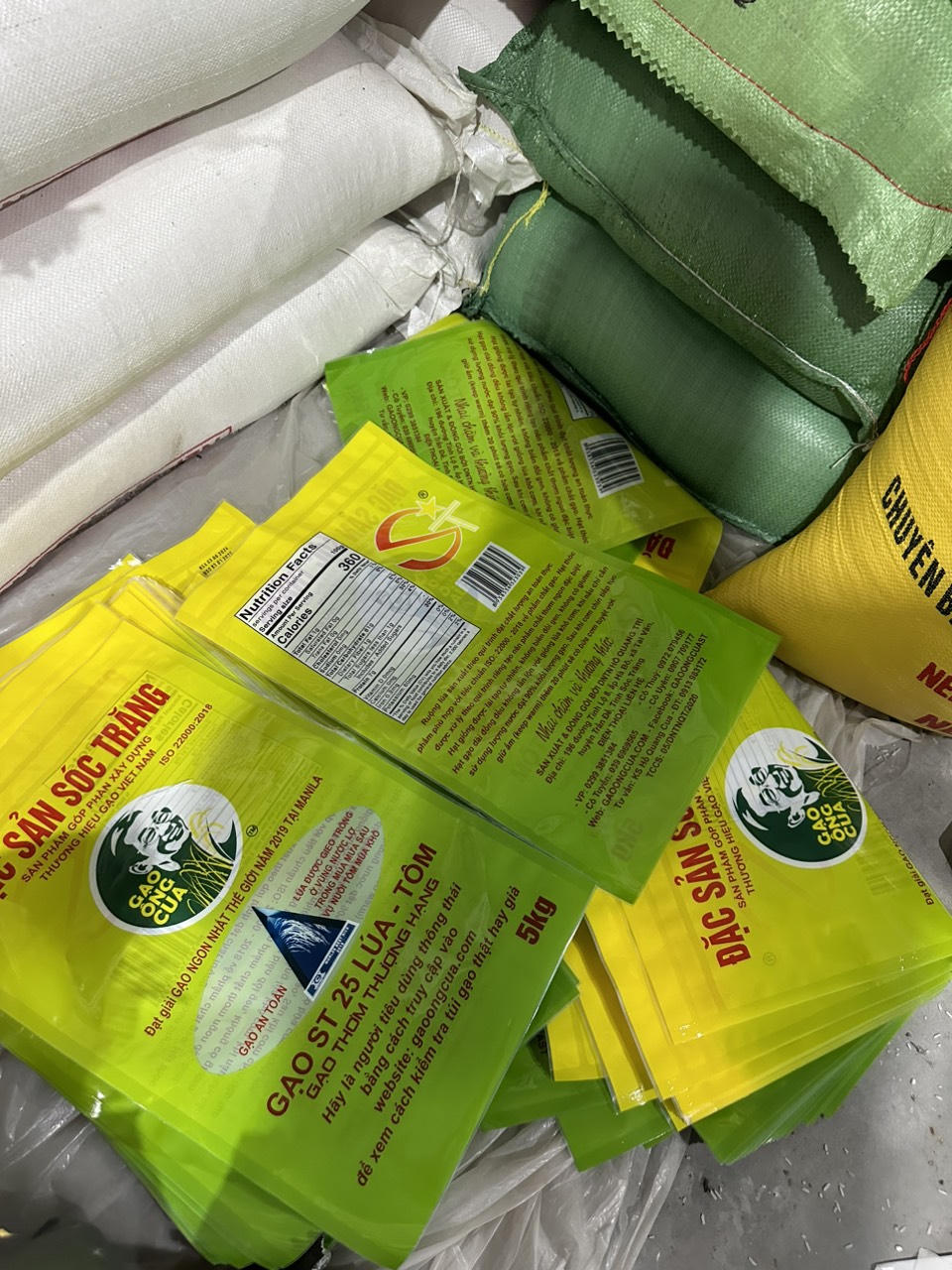Phát hiện cơ sở sản xuất gạo ST25 giả mạo bán trên Shopee