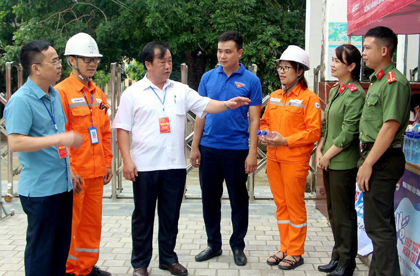 'Tiếp sức' cho sĩ tử cả nước 'vượt' kỳ thi tốt nghiệp THPT