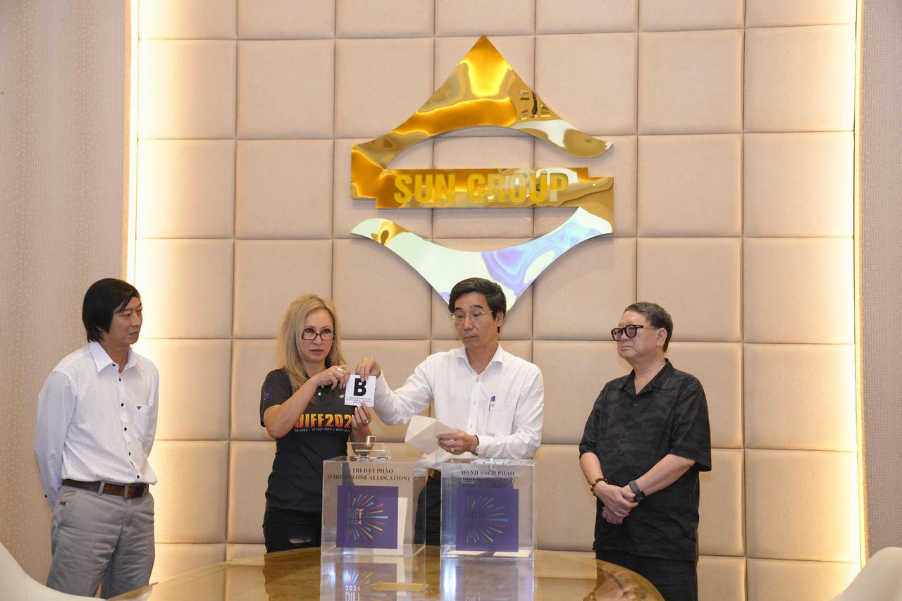 Những khoảnh khắc 'bất phân thắng bại' trong phần thi pháo hoa của hai đội lọt vào chung kết DIFF 2024