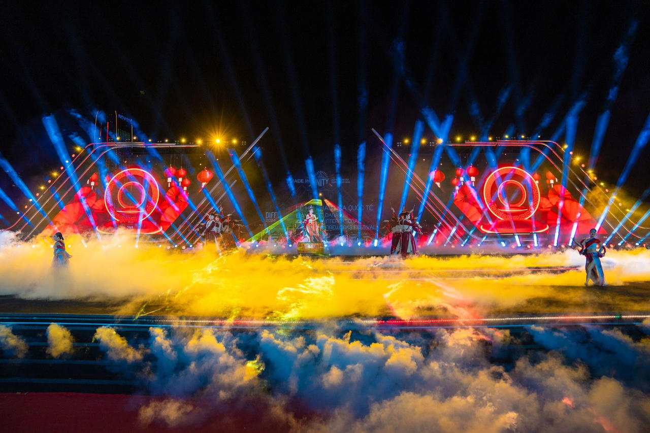 Những khoảnh khắc 'bất phân thắng bại' trong phần thi pháo hoa của hai đội lọt vào chung kết DIFF 2024