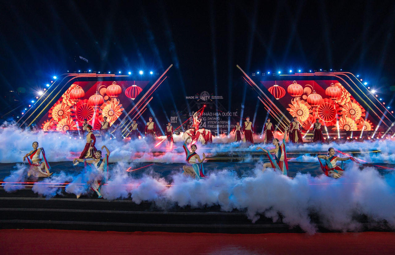 Những khoảnh khắc 'bất phân thắng bại' trong phần thi pháo hoa của hai đội lọt vào chung kết DIFF 2024