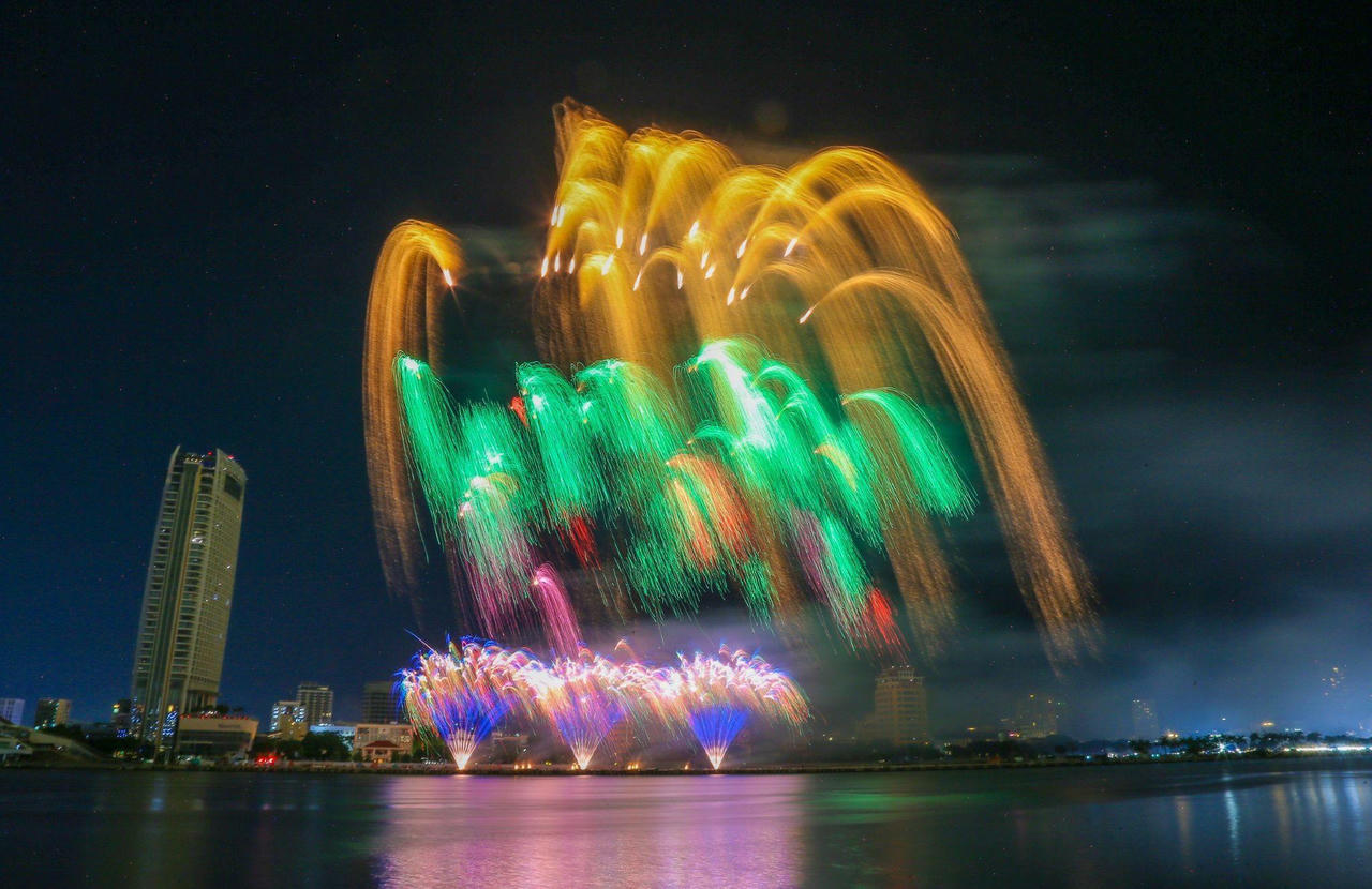 Những khoảnh khắc 'bất phân thắng bại' trong phần thi pháo hoa của hai đội lọt vào chung kết DIFF 2024