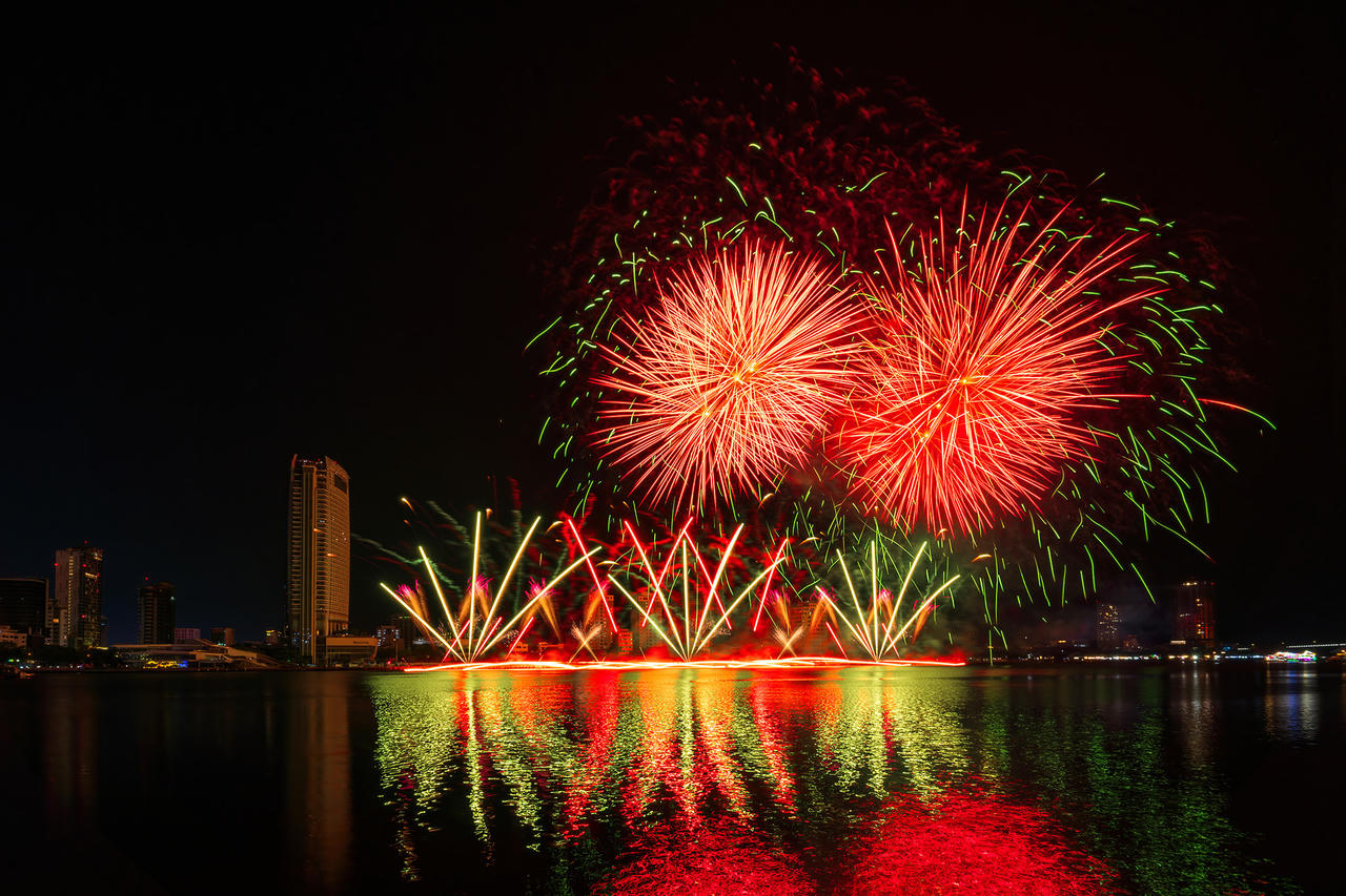 Những khoảnh khắc 'bất phân thắng bại' trong phần thi pháo hoa của hai đội lọt vào chung kết DIFF 2024