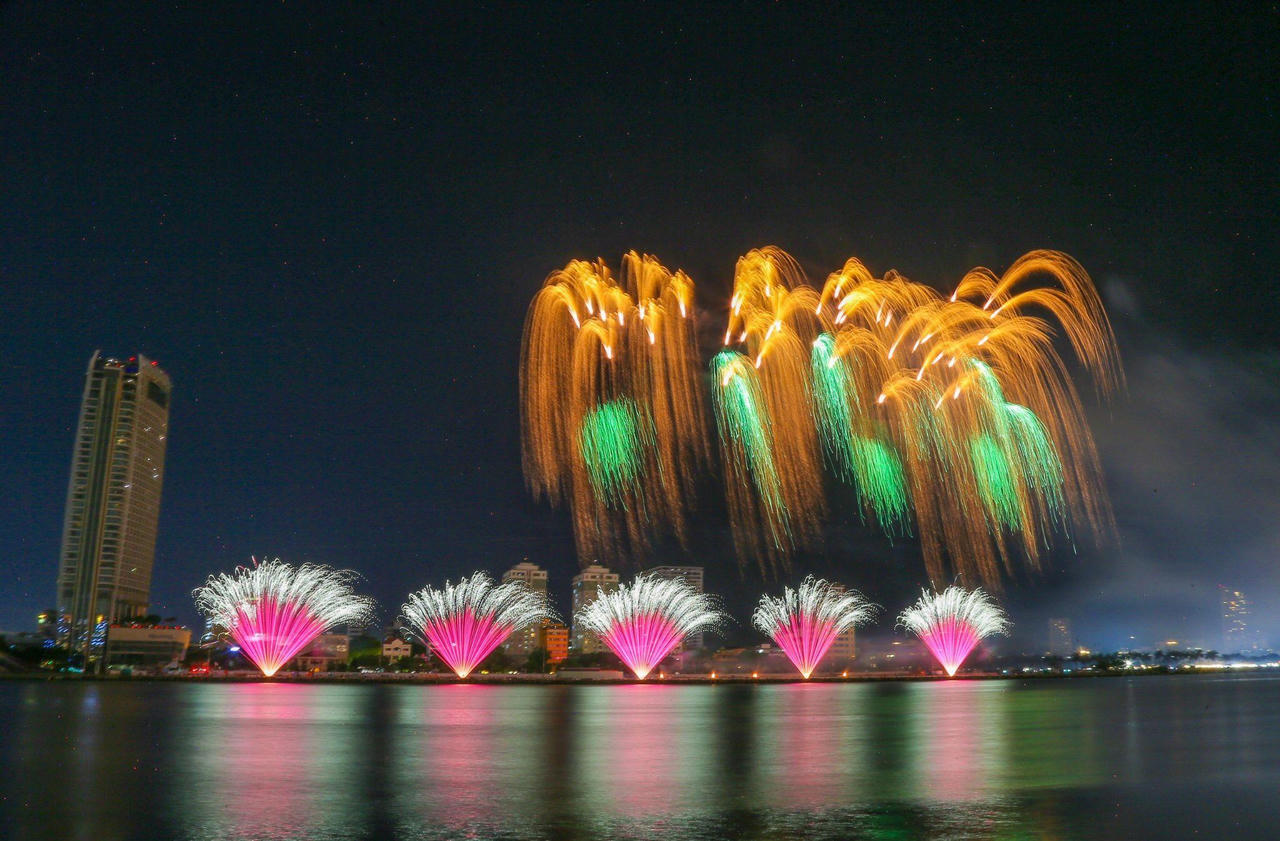 Những khoảnh khắc 'bất phân thắng bại' trong phần thi pháo hoa của hai đội lọt vào chung kết DIFF 2024