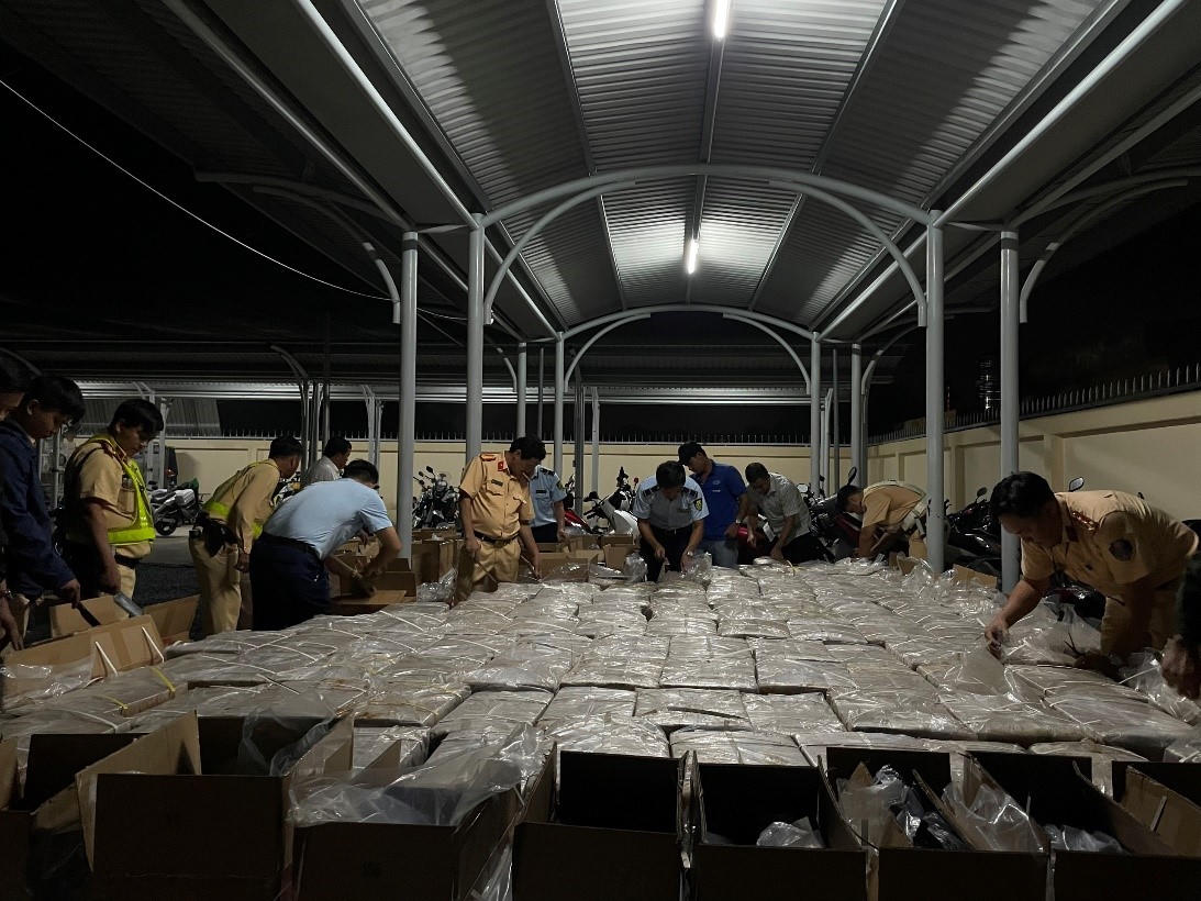 Bắt quả tang ôtô chở hơn 120.000 bao thuốc lá nhập lậu qua cầu vượt Củ Chi