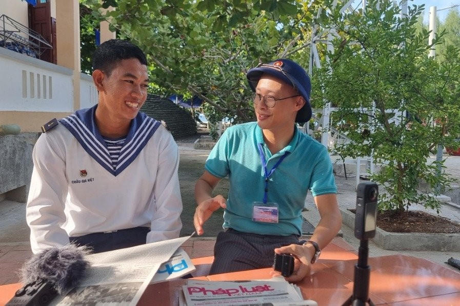 Phóng viên Pháp luật Việt Nam làm báo ở Trường Sa