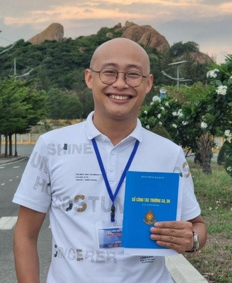 Phóng viên Pháp luật Việt Nam làm báo ở Trường Sa