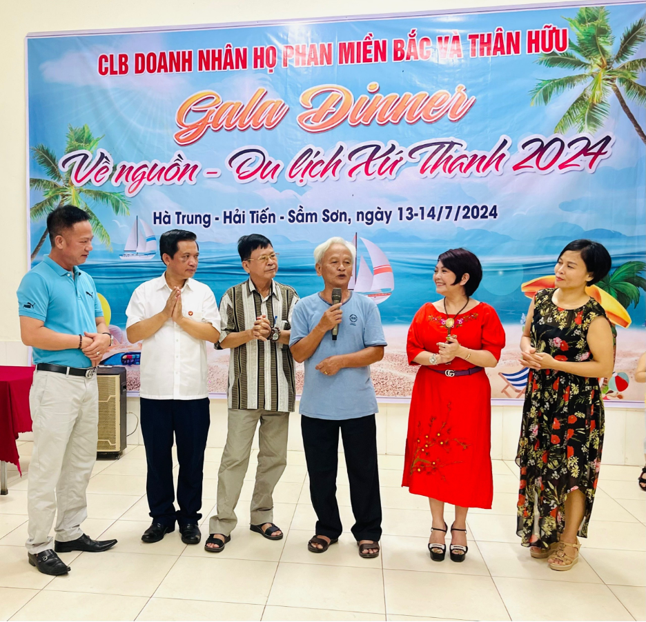 Câu lạc bộ doanh nhân họ Phan miền Bắc và thân hữu tổ chức hành trình về nguồn miền Trung