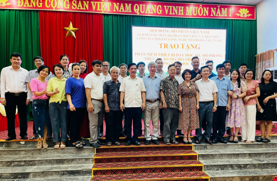 Câu lạc bộ doanh nhân họ Phan miền Bắc và thân hữu tổ chức hành trình về nguồn miền Trung