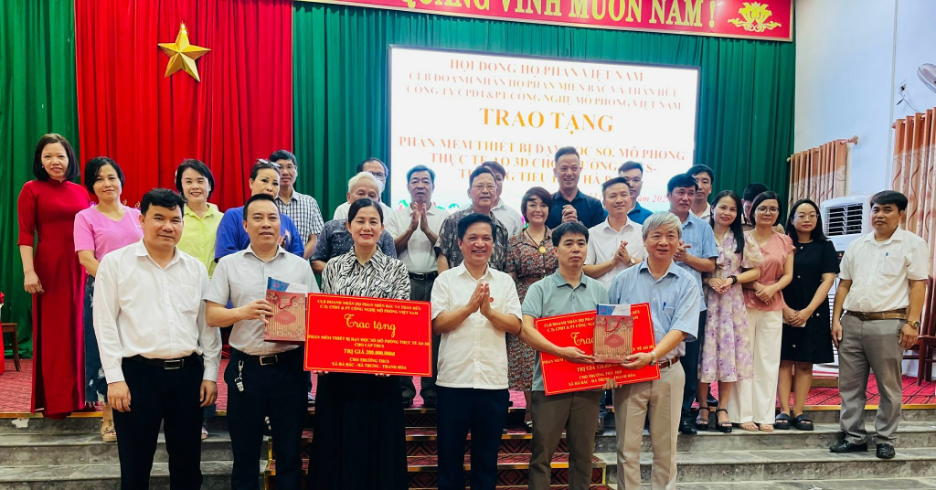 Câu lạc bộ doanh nhân họ Phan miền Bắc và thân hữu tổ chức hành trình về nguồn miền Trung