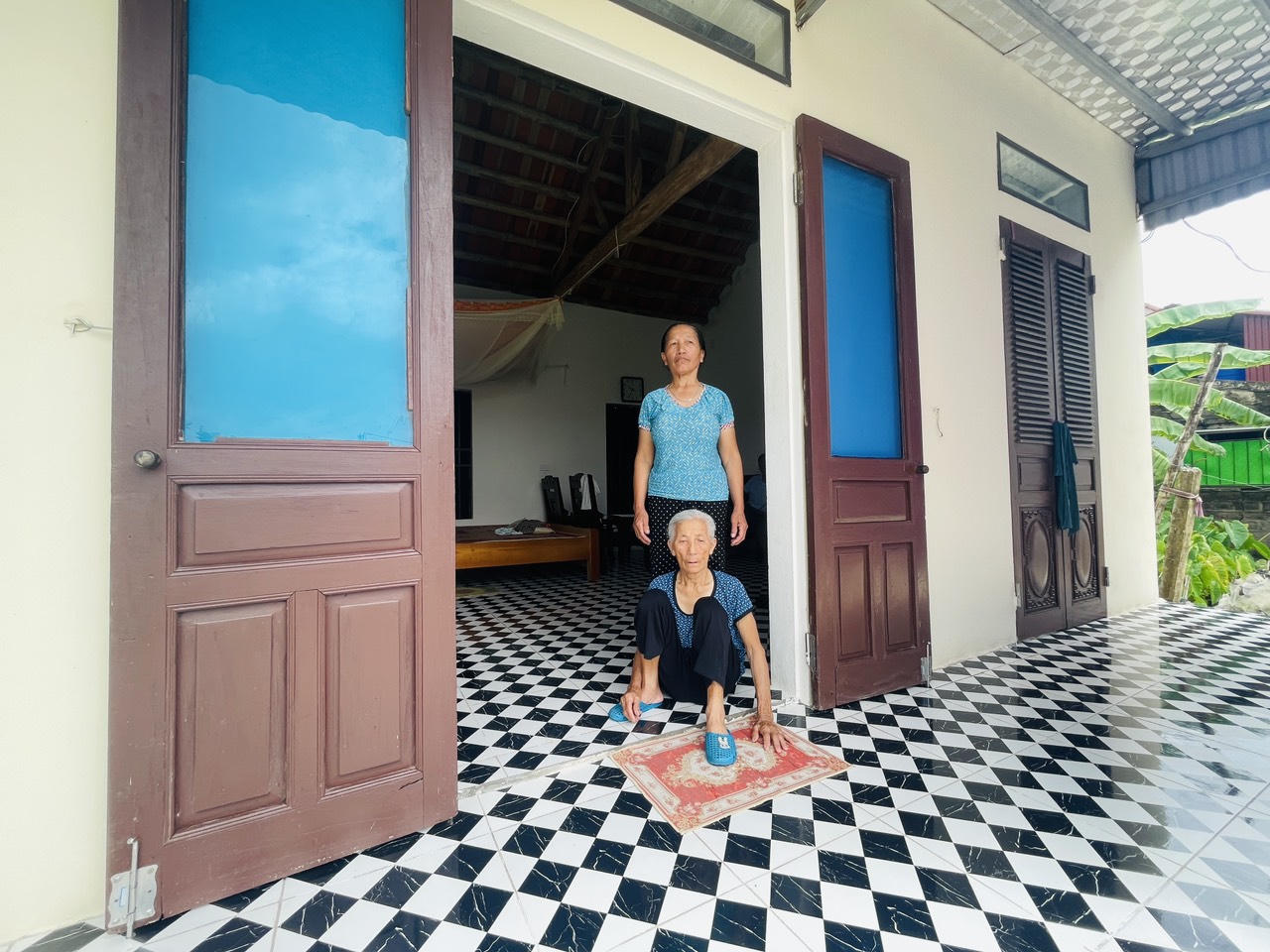 Ấm tình đoàn kết tôn giáo từ những mái nhà cho người nghèo: Bài 1 - Mưa to, gió lớn không còn phải lo chui… gậm giường