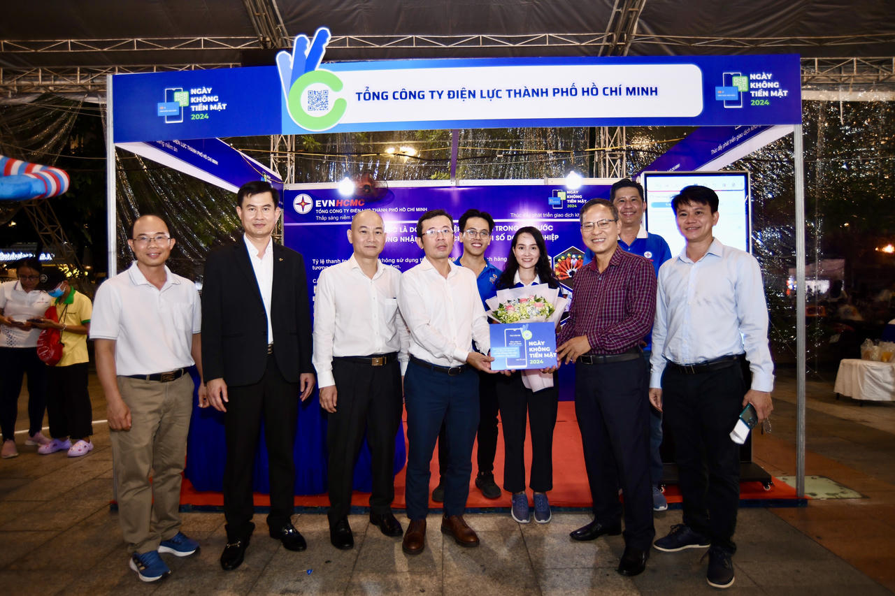 Hướng đến 100% người dân TP HCM trả tiền điện không dùng tiền mặt