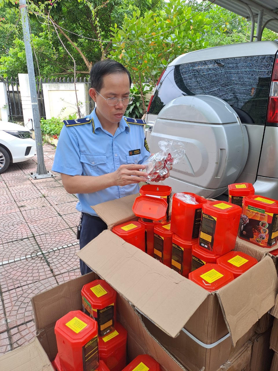 Thu giữ 400 mặt nạ chống độc có dấu hiệu nhập lậu tại khu công nghiệp Ngọc Hồi