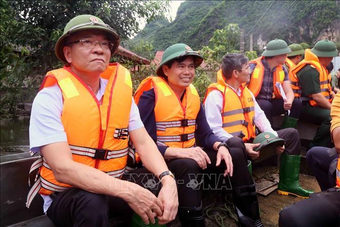 Phó Thủ tướng Lê Thành Long thăm, tặng quà nhân dân vùng ngập lụt Phiêng Nghè