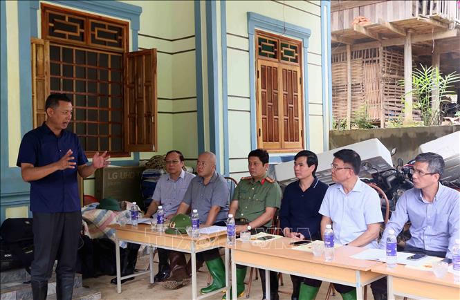 Phó Thủ tướng Lê Thành Long thăm, tặng quà nhân dân vùng ngập lụt Phiêng Nghè