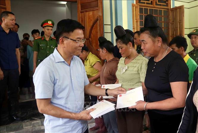 Phó Thủ tướng Lê Thành Long thăm, tặng quà nhân dân vùng ngập lụt Phiêng Nghè