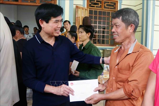 Phó Thủ tướng Lê Thành Long thăm, tặng quà nhân dân vùng ngập lụt Phiêng Nghè