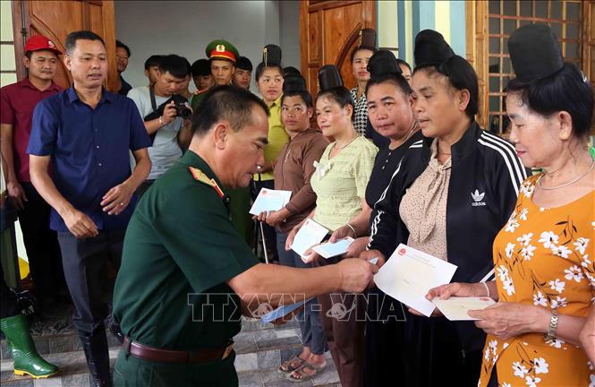 Phó Thủ tướng Lê Thành Long thăm, tặng quà nhân dân vùng ngập lụt Phiêng Nghè