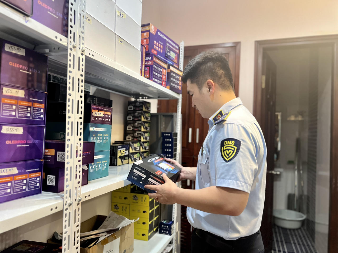 Kiểm tra, phát hiện 'kho' màn hình và camera hành trình ô tô không rõ xuất xứ bán trên Shopee