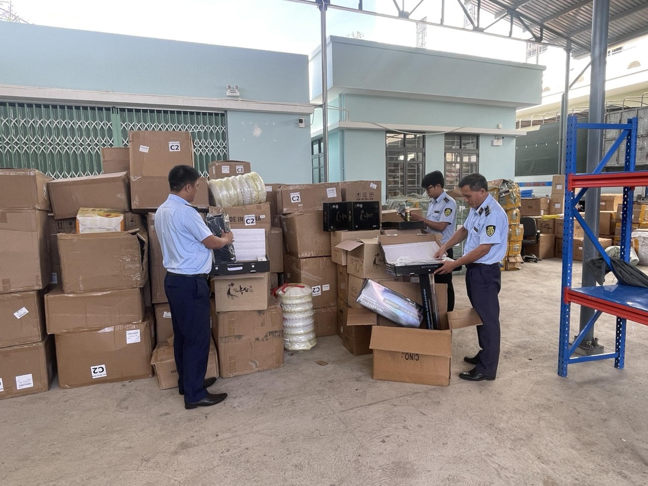 Tạm giữ hơn 5 tấn Hắc sâm GINSENG cùng nhiều phụ tùng điện, nước, xe máy nghi nhập lậu