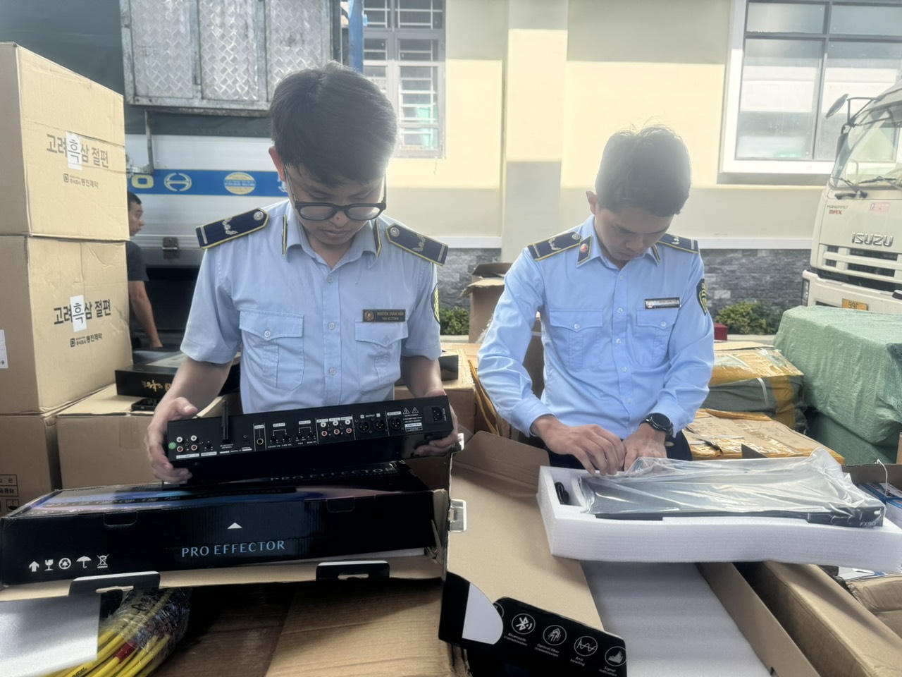 Tạm giữ hơn 5 tấn Hắc sâm GINSENG cùng nhiều phụ tùng điện, nước, xe máy nghi nhập lậu