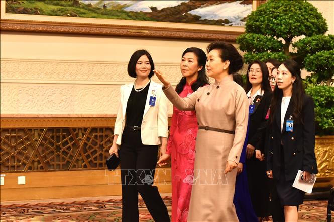 Toàn cảnh Phu nhân Ngô Phương Ly dự tiệc trà do Phu nhân Bành Lệ Viên chủ trì