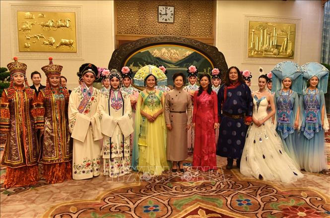 Toàn cảnh Phu nhân Ngô Phương Ly dự tiệc trà do Phu nhân Bành Lệ Viên chủ trì